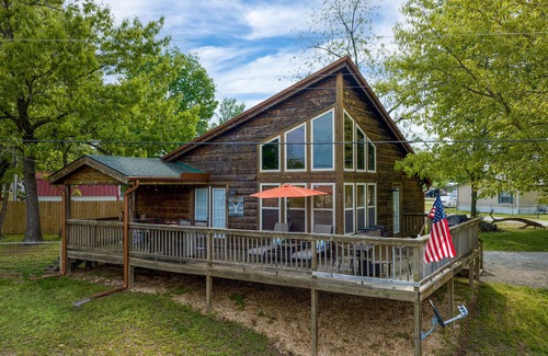 Grove Cabina | The Cowskin Cabin & Bunkhouse - Lakeview Getaway on 1/2 acre