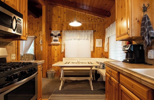 Wrightwood Cabina | The Cozy 2 bedroom Pineland Chalet