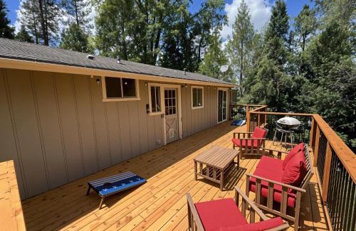 Groveland Casa | The Cozy Cabin - 2-Level Home with Spacious Yard home