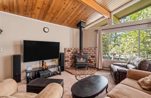 Groveland Casa | The Cozy Cabin - 2-Level Home with Spacious Yard home