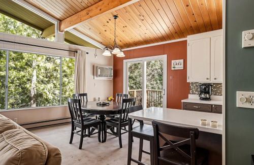 Groveland Casa | The Cozy Cabin - 2-Level Home with Spacious Yard home