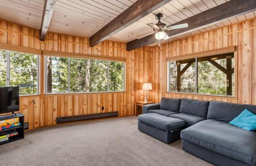 Groveland Casa | The Cozy Cabin - 2-Level Home with Spacious Yard home