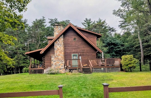 Nescopeck Cabina | The Cozy Cabin, 4 BR, 2 bath home on 5 private acres in NE PA. Family Friendly!