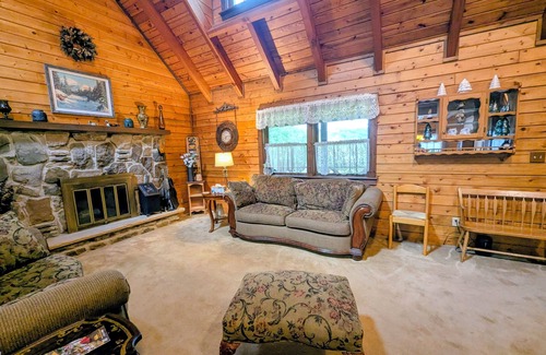 Nescopeck Cabina | The Cozy Cabin, 4 BR, 2 bath home on 5 private acres in NE PA. Family Friendly!