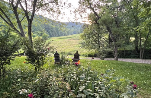 Irvine Cabina | The Cozy Cabin – A Historic Chestnut Log Haven in the Holler