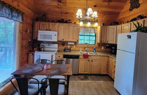 Sevierville Cabina | The Cozy Cub is a cozy 2-bedroom secluded cabin in charming Sevierville