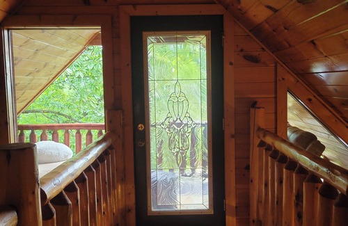 Sevierville Cabina | The Cozy Cub is a cozy 2-bedroom secluded cabin in charming Sevierville