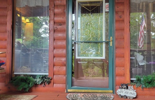 Sevierville Cabina | The Cozy Cub is a cozy 2-bedroom secluded cabin in charming Sevierville