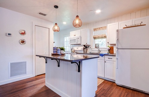 Lemon Bluff Cabaña | The Cozy Euphoric cottage nestled in nature with relaxing River front views.