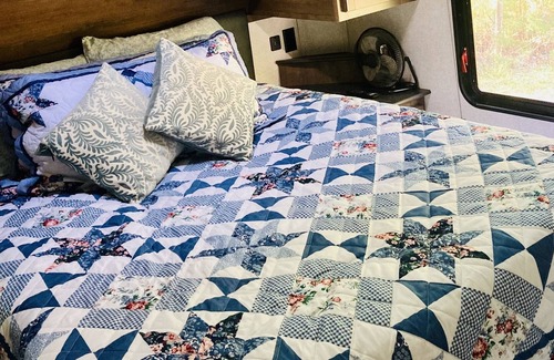 Fleming Casa | The Cozy Keystone RV on the Farm, Pet Friendly!