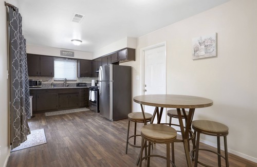Tulare Casa | The Cozy Rustic Sequoia 🌲 Wi-Fi & 2 🚗 Garage
