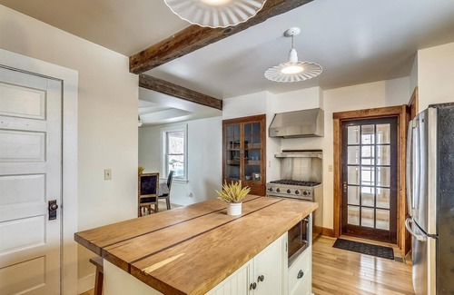 Stowe Casa | The Cozy Villager: 2 br w/ a/c in walkable Village location!