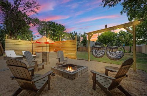 Brazos Casa | The Craftsman on Clay-Downtown-4 Blocks to Silos-Hot Tub and Cowboy Pool