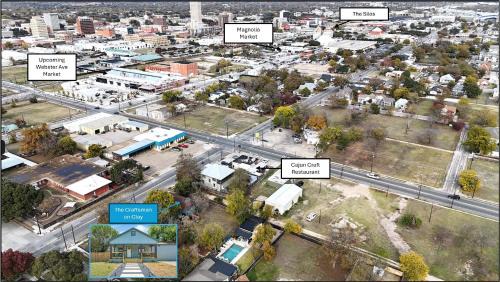 Brazos Casa | The Craftsman on Clay-Downtown-4 Blocks to Silos-Hot Tub and Cowboy Pool