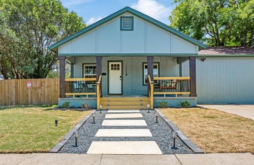 Brazos Casa | The Craftsman on Clay-Downtown-4 Blocks to Silos-Hot Tub and Cowboy Pool
