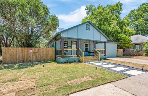 Brazos Casa | The Craftsman on Clay-Downtown-4 Blocks to Silos-Hot Tub and Cowboy Pool