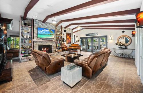 Survey Creek Villa | The Creek Resort - Revamped Chic 4BR Haven with Massive Pool, Hot Tub, and Outdoor Space