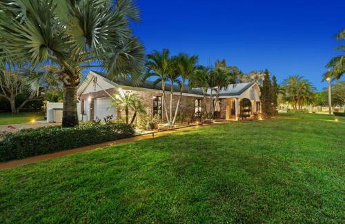 Survey Creek Villa | The Creek Resort - Revamped Chic 4BR Haven with Massive Pool, Hot Tub, and Outdoor Space