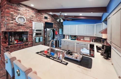 Survey Creek Villa | The Creek Resort - Revamped Chic 4BR Haven w/Pool