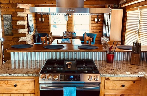 Fern Valley Cabina | The Creek-Side Cabin: Spa, 5 Star, Upgraded, Big Deck, Quiet, Walk To Town