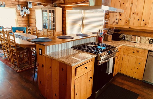Fern Valley Cabina | The Creek-Side Cabin: Spa, 5 Star, Upgraded, Big Deck, Quiet, Walk To Town