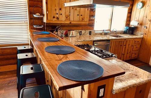Fern Valley Cabina | The Creek-Side Cabin: Spa, 5 Star, Upgraded, Big Deck, Quiet, Walk To Town