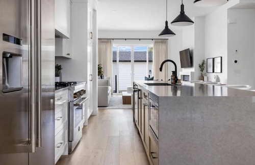 Crescent Heights Casa | The Crescendo: Luxury Family Home 3 Minutes to DT