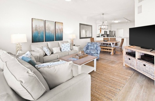 St. Tropez Condominio | The Crescent 311, Beach Service Included in Season!