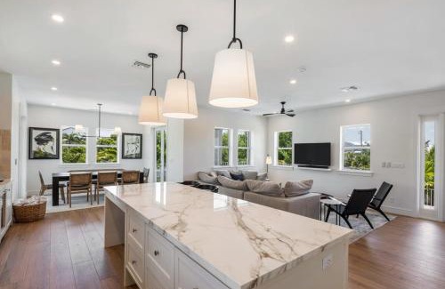Key West Casa | The Crestwood House - Private Heated Pool & Parking