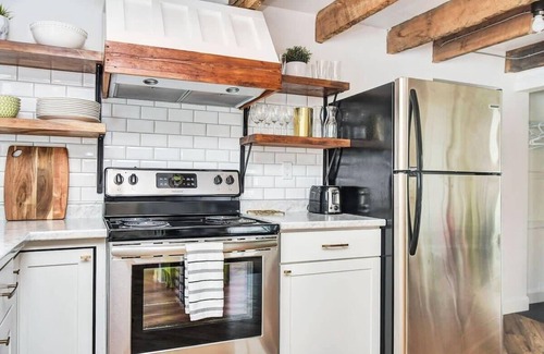Prince Edward Apartamento | Vigas de madera a la vista, espacio recientemente renovado!