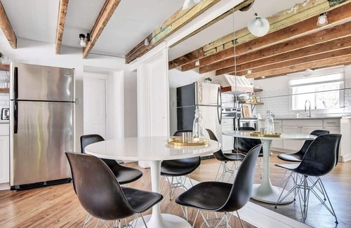 Prince Edward Apartamento | Vigas de madera a la vista, espacio recientemente renovado!