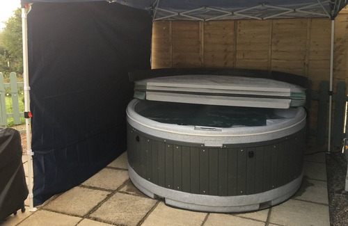 Huntly Cabaña | The Croft,Hot tub, .TV Bed, jacuzzi Bath & Wine Cooler Fridge.