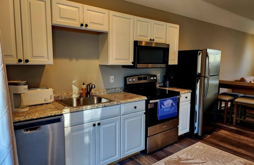 West Mystic Apartamento | The Crow's Nest at the Blue Anchor. Ready for 2025