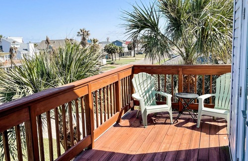 Pirates Beach Casa | The Crow's Nest - great location / sunset decks / sleeps eight