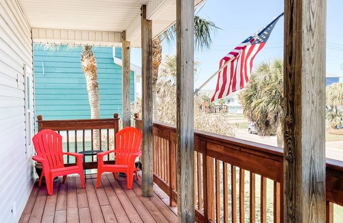 Pirates Beach Casa | The Crow's Nest - great location / sunset decks / sleeps eight