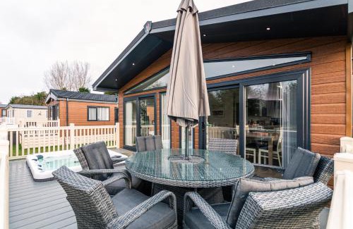 Allerthorpe Cabina | The Crucible lodge with Hot Tub
