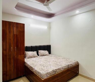 DLF Phase 3 Hotel | The Crystal Inn