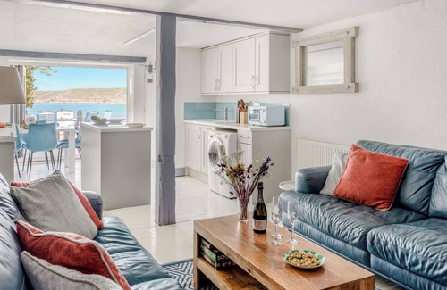Sennen Cove Cabaña | THE CUBBY HOLE, pet friendly, country holiday cottage in Sennen Cove