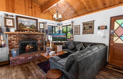 Big Bear Lake Casa | The Cuddle Inn - True feeling of a great cabin! Beautiful and homey! Walking distance to the lake!
