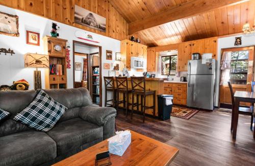 Big Bear Lake Casa | The Cuddle Inn - True feeling of a great cabin! Beautiful and homey! Walking distance to the lake!