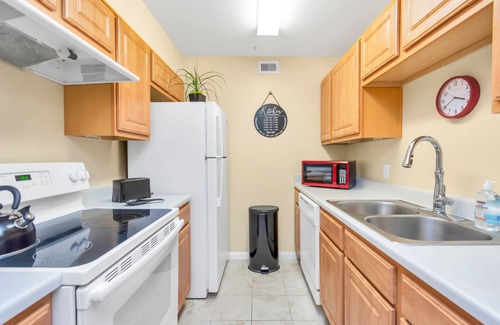 South Main Condominio | The Cure Lounge "Your away from home Antidote"