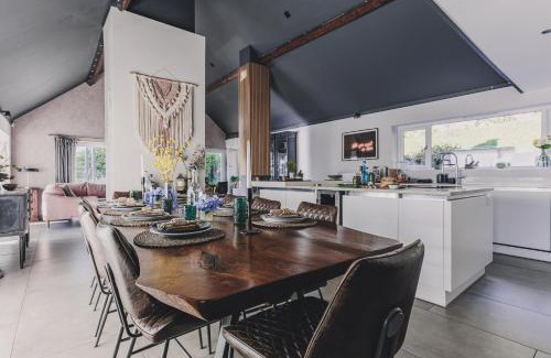 Teignmouth Casa | The Curlews - Waterside, boutique home with 10 person spa