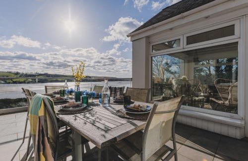 Teignmouth Casa | The Curlews - Waterside, boutique home with 10 person spa