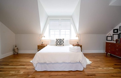 Five Points Cama Y Desayuno | The Curtis Park Club | Beer + Wine| Sleeps 22