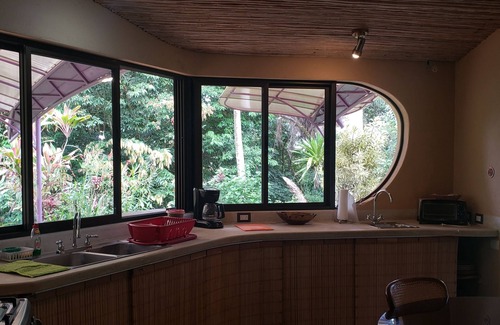 Tierras Morenas Casa | La Cusuca (Hobbit House)-casa subterranea cerca del Lago Arenal