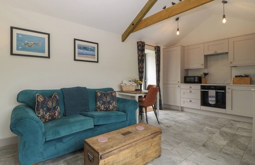 Vale of Glamorgan Cabaña | THE CWTCH, pet friendly, with hot tub in St Brides Major