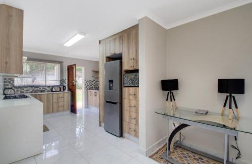 Greater Johannesburg Metropolitan Area Casa | The Cycad. 4-Bed Home next to Clearwater Mall