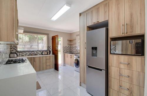Greater Johannesburg Metropolitan Area Casa | The Cycad. 4-Bed Home next to Clearwater Mall
