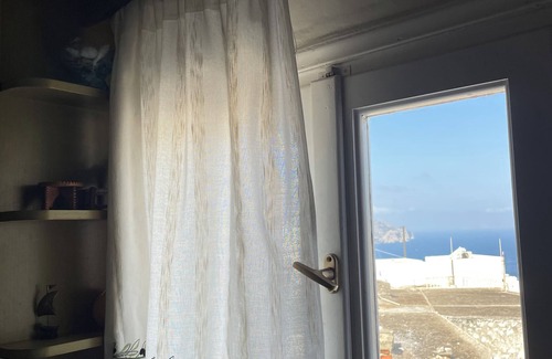 Aegiali Apartamento | The Cycladic Vorino House with a view welcomes you for carefree moments!