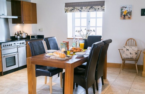 Llanfaethlu Apartamento | The Dairy - an on the beach that sleeps 4 guests in 2 bedrooms